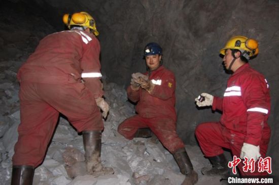 圖為甘肅嘉峪關(guān)酒鋼集團鏡鐵山礦工作人員謝生瑞在井下作業(yè)。(資料圖)受訪者供圖