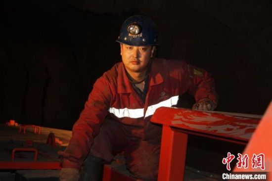 鏡鐵山礦位于祁連山南山山脈中段，是一個高海拔、高山型井下礦山，空氣稀薄，自然條件惡劣。圖為謝生瑞在礦區(qū)。(資料圖)受訪者供圖